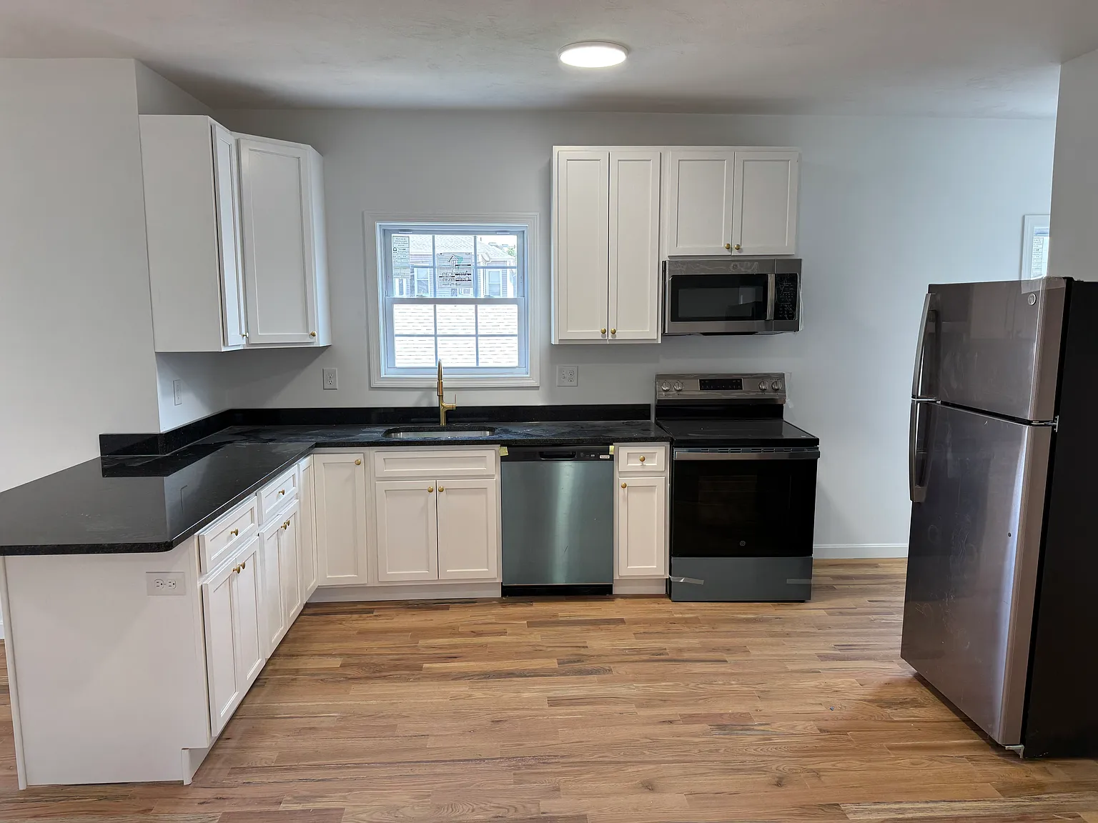 3 bed, $2,300 — Photo 2