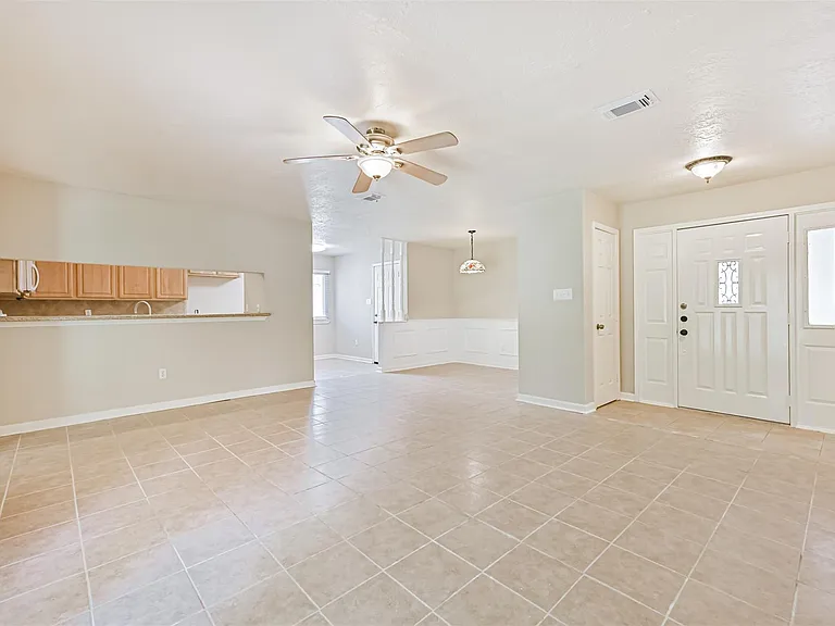 1113 N Heron Dr — Photo 5