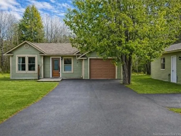 13 Hamilton Rd, Burton, NB E2V 3B5