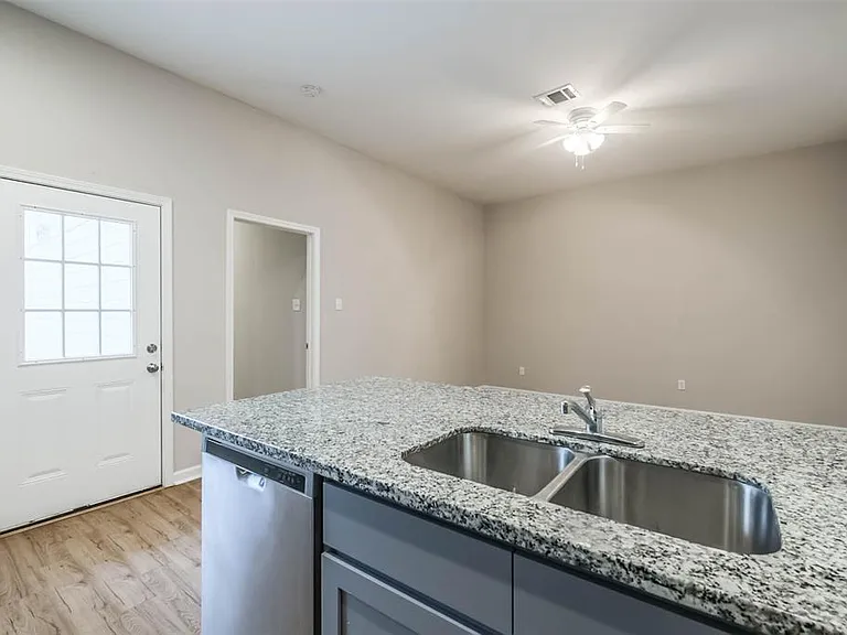 3207 Avenue O — Photo 10