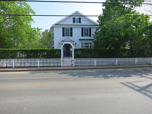 2 blocks to shops and harbor