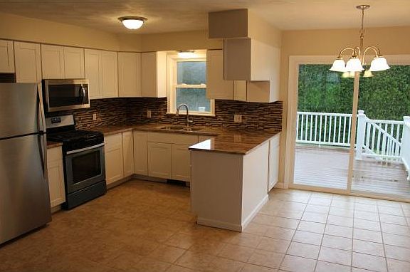 5th image of 810 Squires Ave