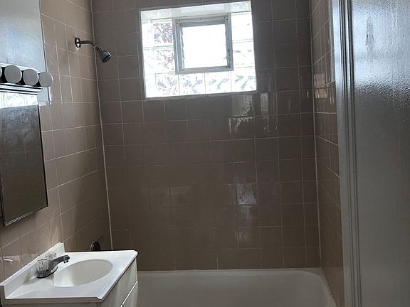 5th image of 2921 W 24th Blvd APT 3B
