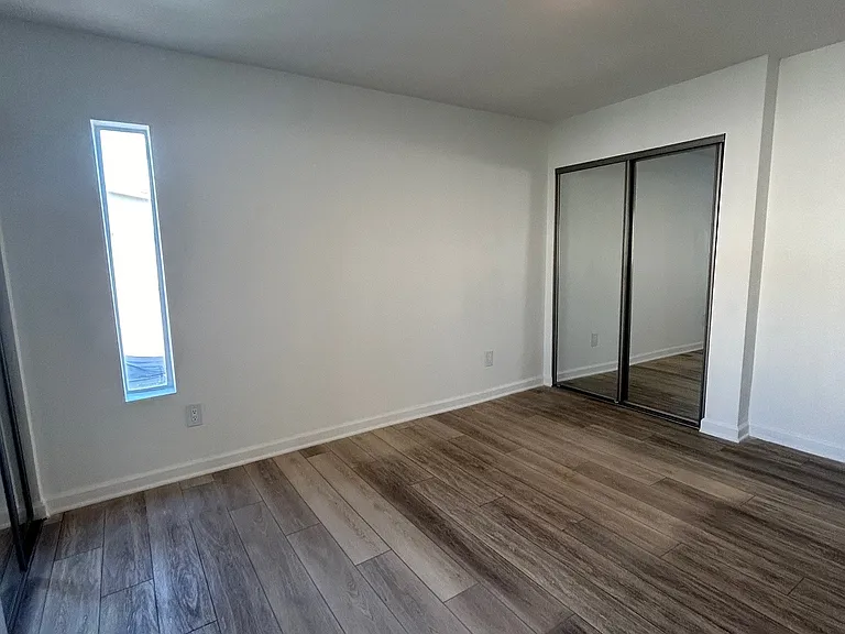 Glenoaks Apartments — Photo 23