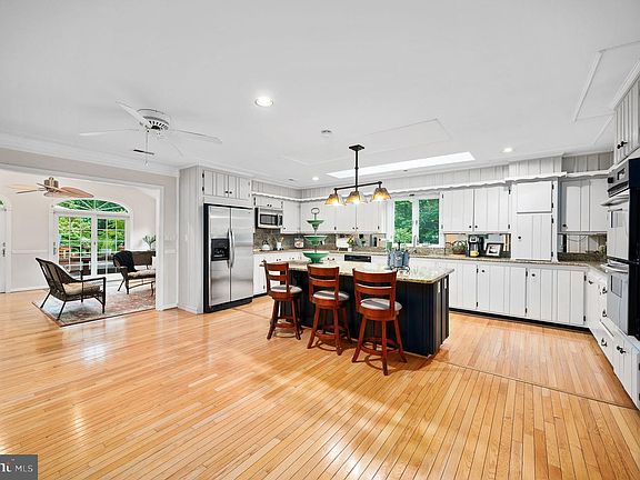 5th image of 33 Carriage Hill Ln