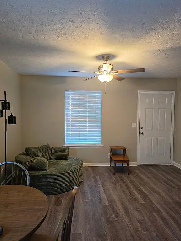 7560 Greenwood Rd — Photo 2