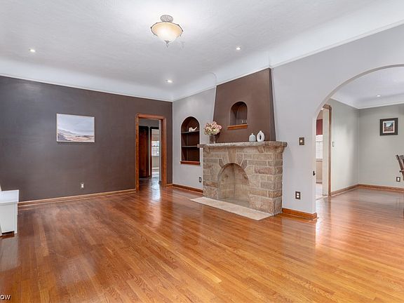 5th image of 15706 Norway Ave