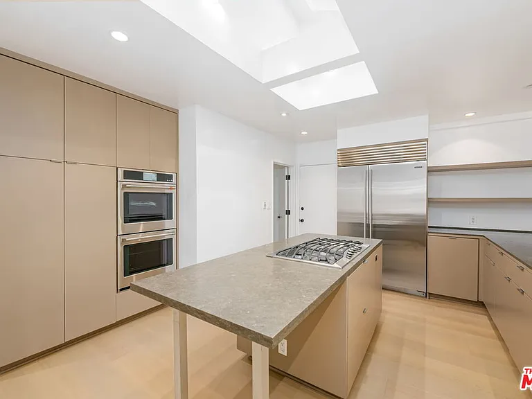 1836 N Doheny Dr — Photo 19