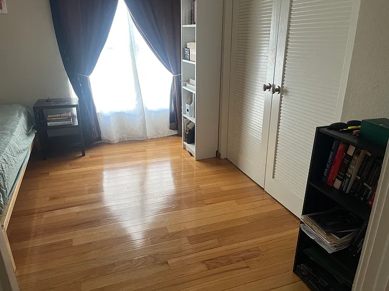Cute 2nd bedroom. Perfect for a child.