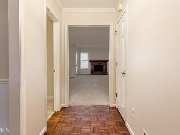 3rd image of 1415 Old Virginia Ct SE