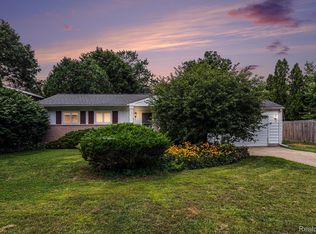 6095 Sunnydale Rd, Clarkston, MI 48346