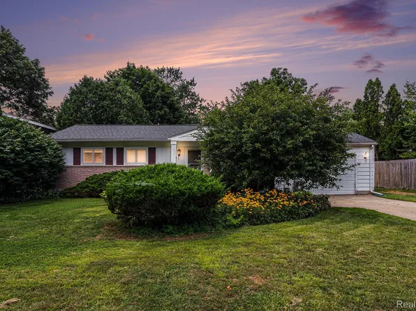 6095 Sunnydale Rd, Clarkston, MI 48346