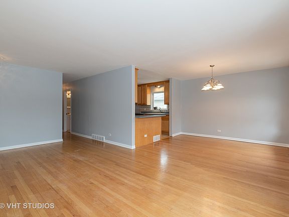 4th image of 327 Leclaire Ave