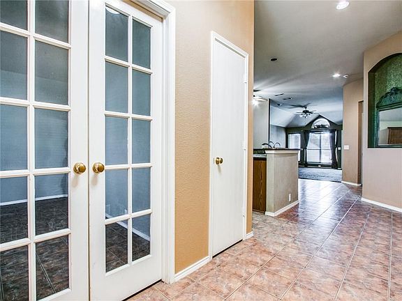 5th image of 606 Lake Bridge Dr