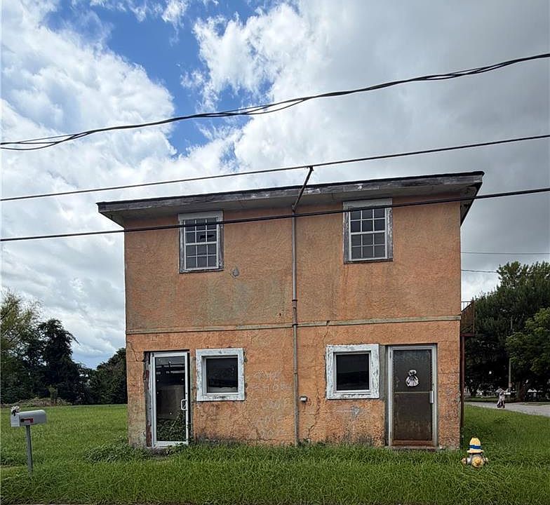1st image of 1326 Causeway Blvd