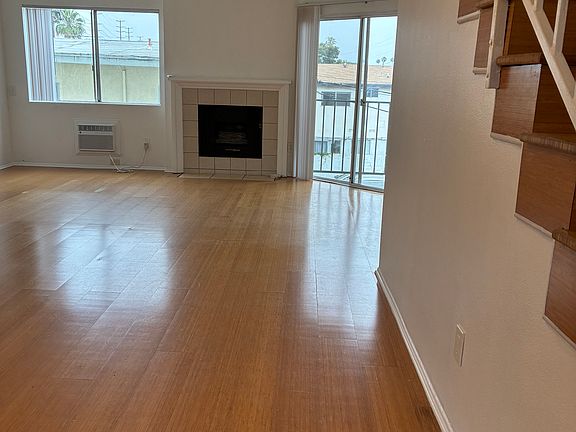 Working gas fireplace and brand-new AC