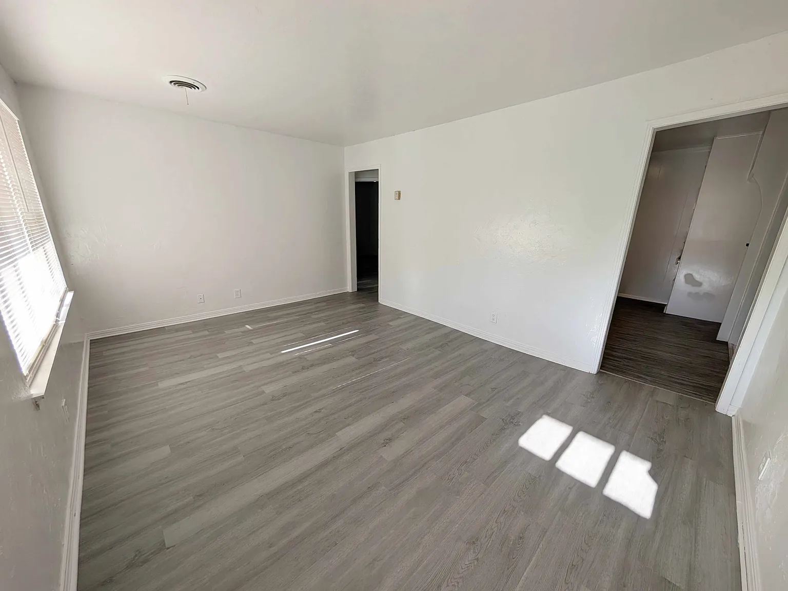 4 bed, 1.5 bath, 1376 sqft, $1,300 — Photo 2