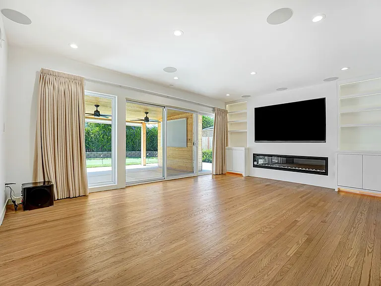 7741 Variel Ave — Photo 3