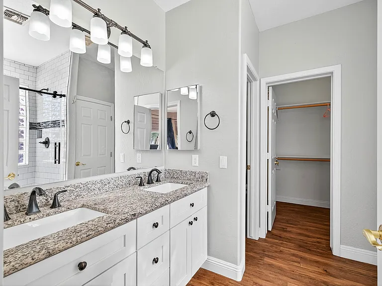 2433 W Ellis St — Photo 14