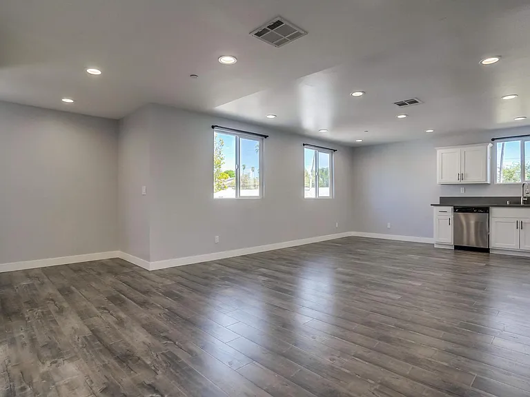 5258 1/2 E Oakland St — Photo 4