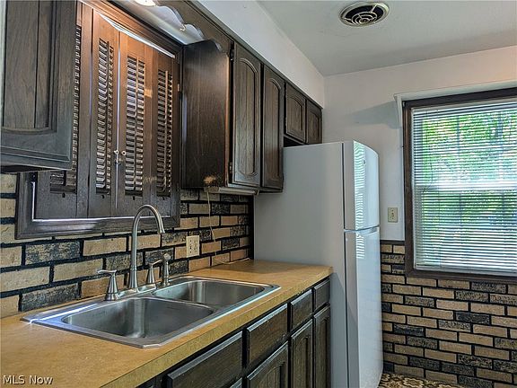 4th image of 321 Filmore Ave
