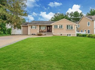 21 Ryan St, Syosset, NY 11791