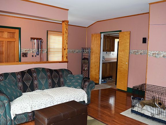 4th image of 221 E 3rd St