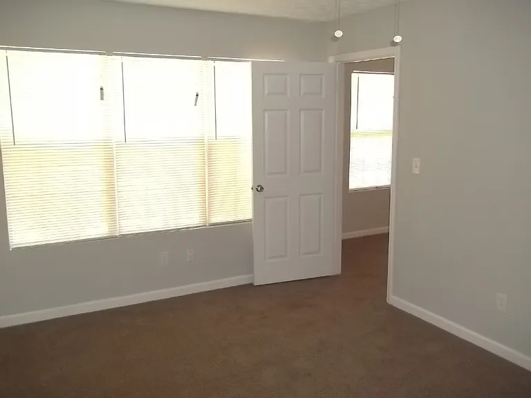 610 Waynes Ct SE — Photo 8