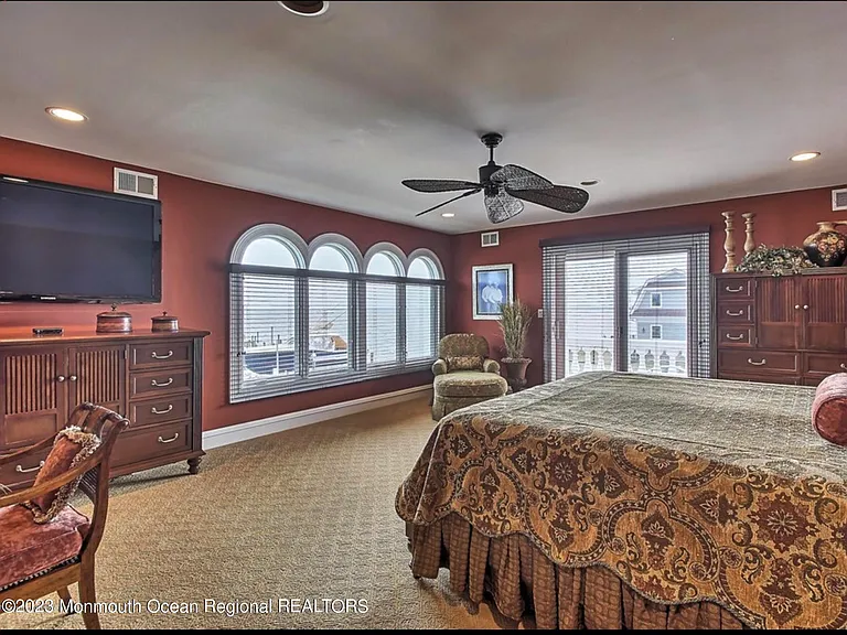 220 Pointe Dr — Photo 14