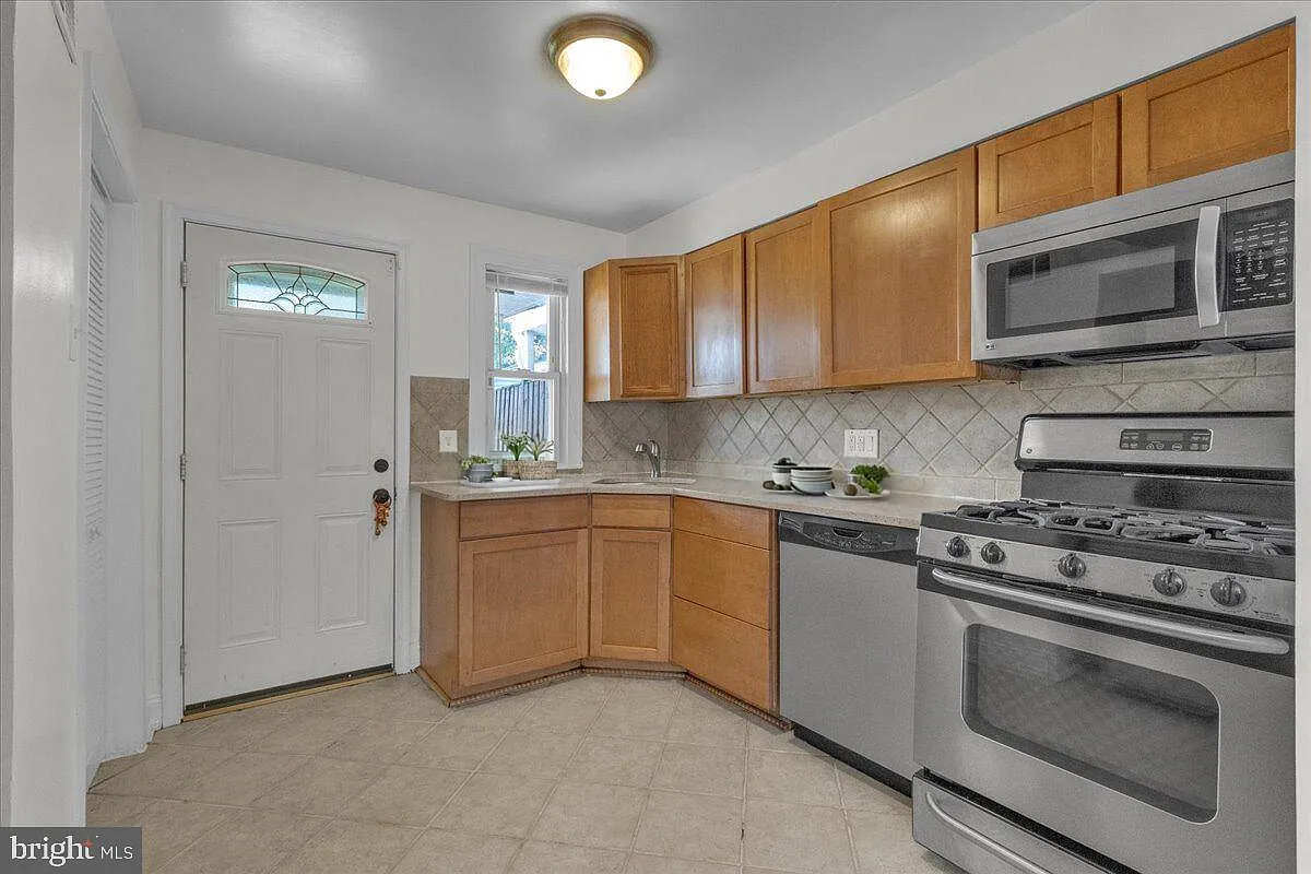 3 bed, 1056 sqft, $3,200 — Photo 2