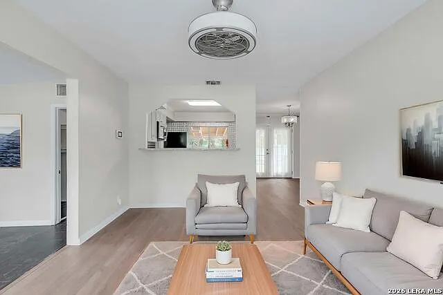 207 Middlebury Dr — Photo 2
