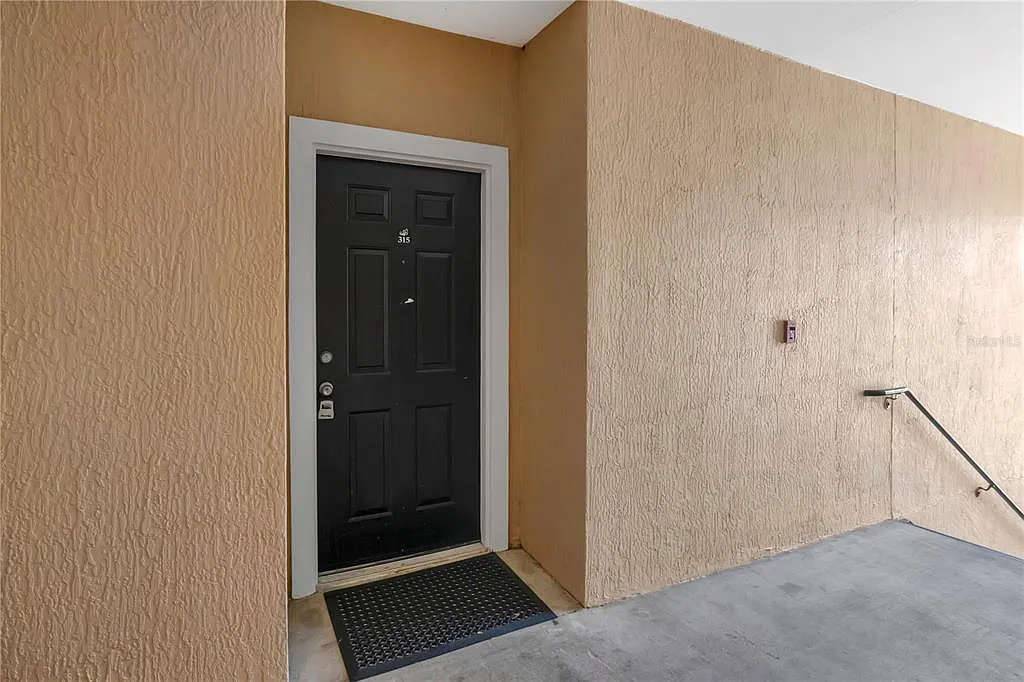 3 bed, 2.0 bath, 1260 sqft, $2,100 — Photo 4