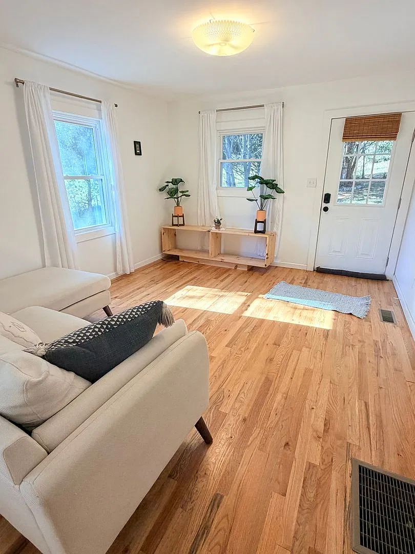 Adorable Furnished 1 Bed 1 Bath With Bonus Room! Dog Friendly! — Photo 4