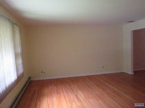 5th image of 16 Natmark Ct