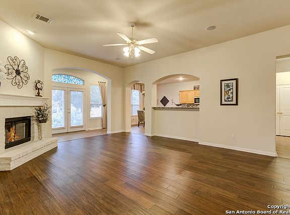 2nd image of 818 Treaty Oak