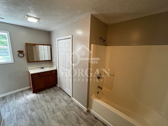 5th image of 1112 E 8th St