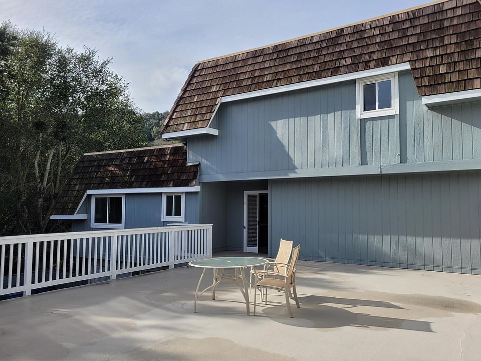 View of home and front entrance from common deck