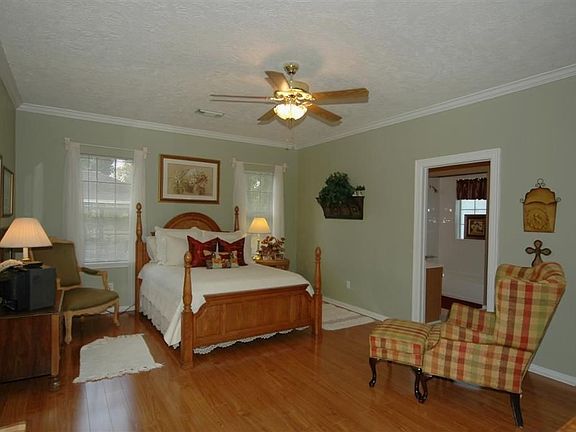 4th image of 1023 Pin Oak Dr