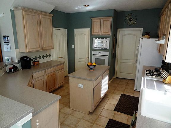 3rd image of 114 Greenridge Cir