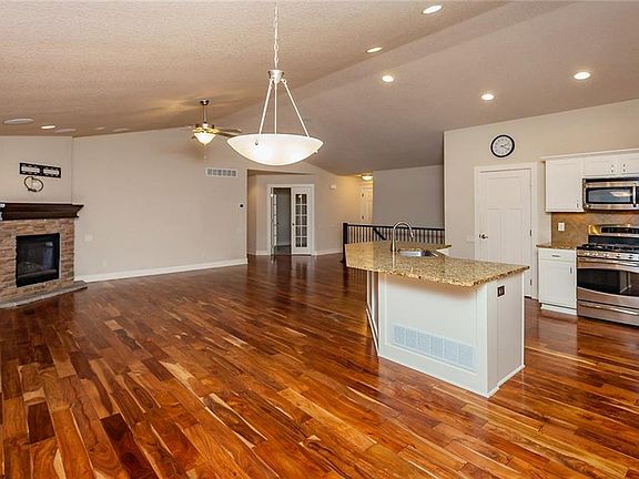 3rd image of 8885 Lake Dr
