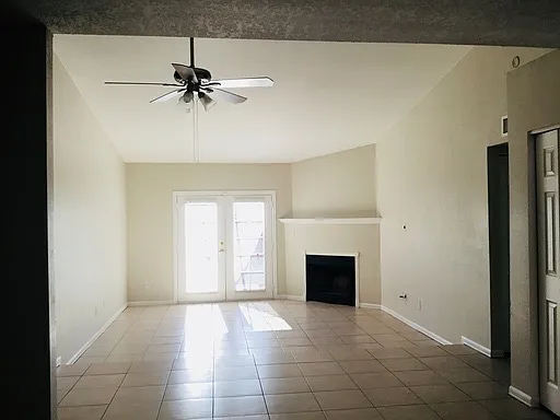 2402 W Earll Dr — Photo 2