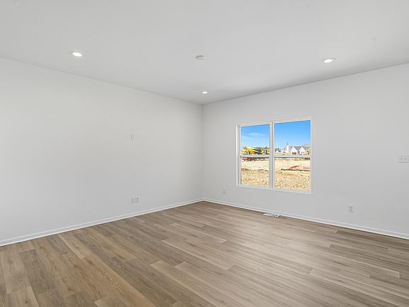 5th image of 18883 Sapphire St