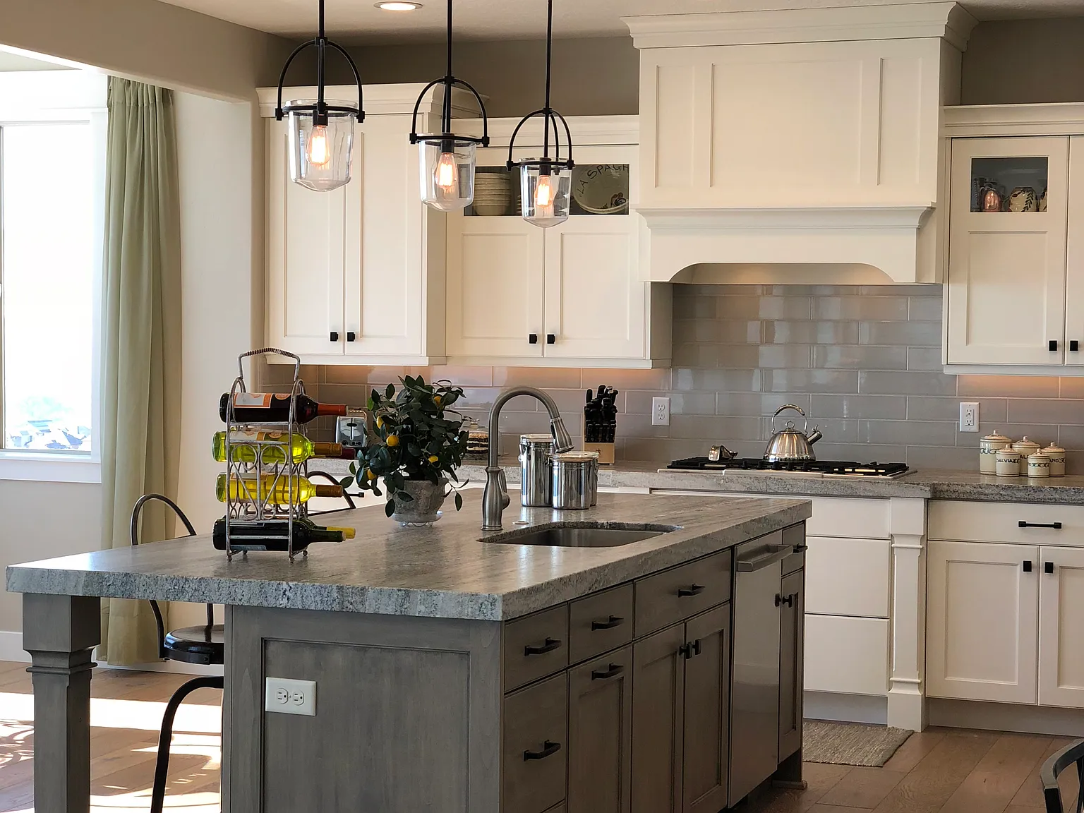 5 bed, 4600 sqft, $5,000 — Photo 2