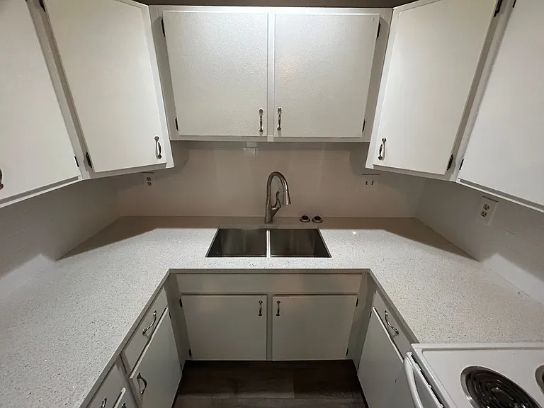 504 W Linden St — Photo 6