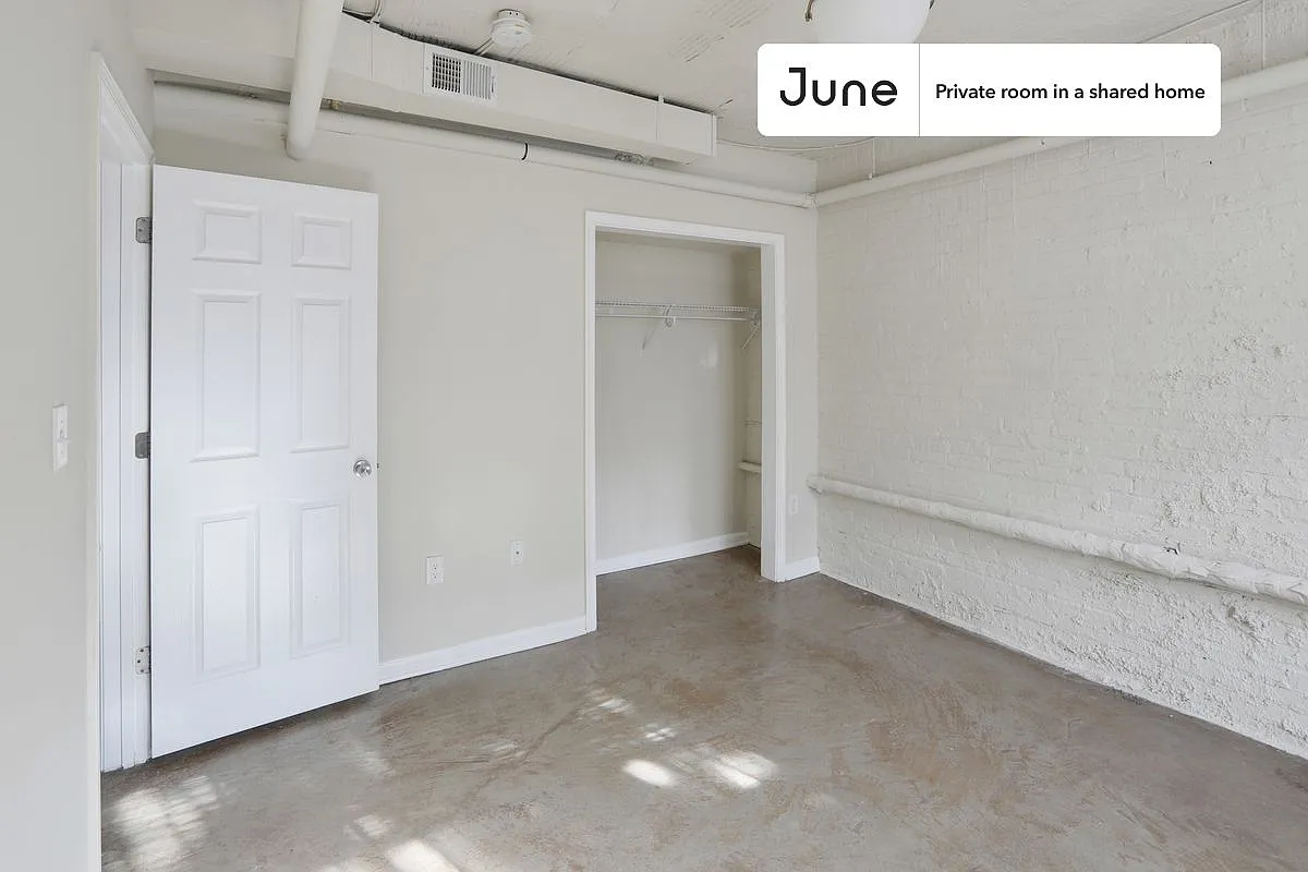 Full bedroom in 5 bed/2 bath home in Dupont Circle #913 E — Photo 3