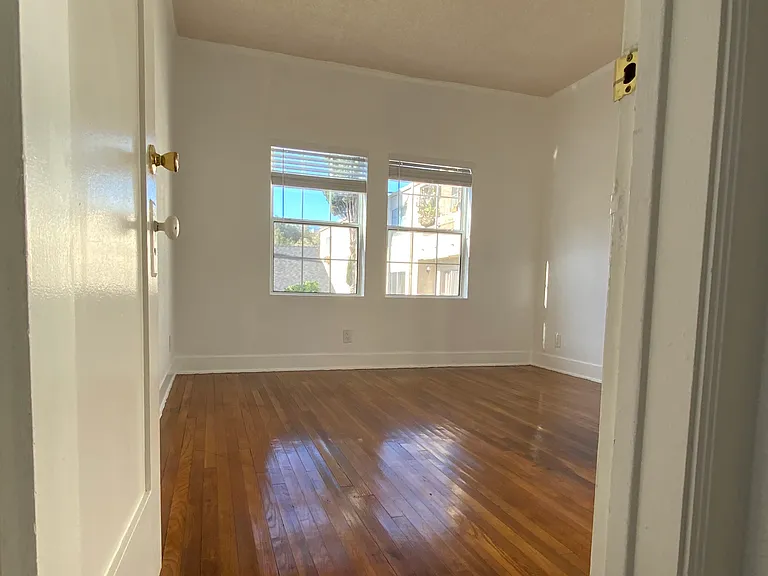 5429 1/4 Harold Way — Photo 11