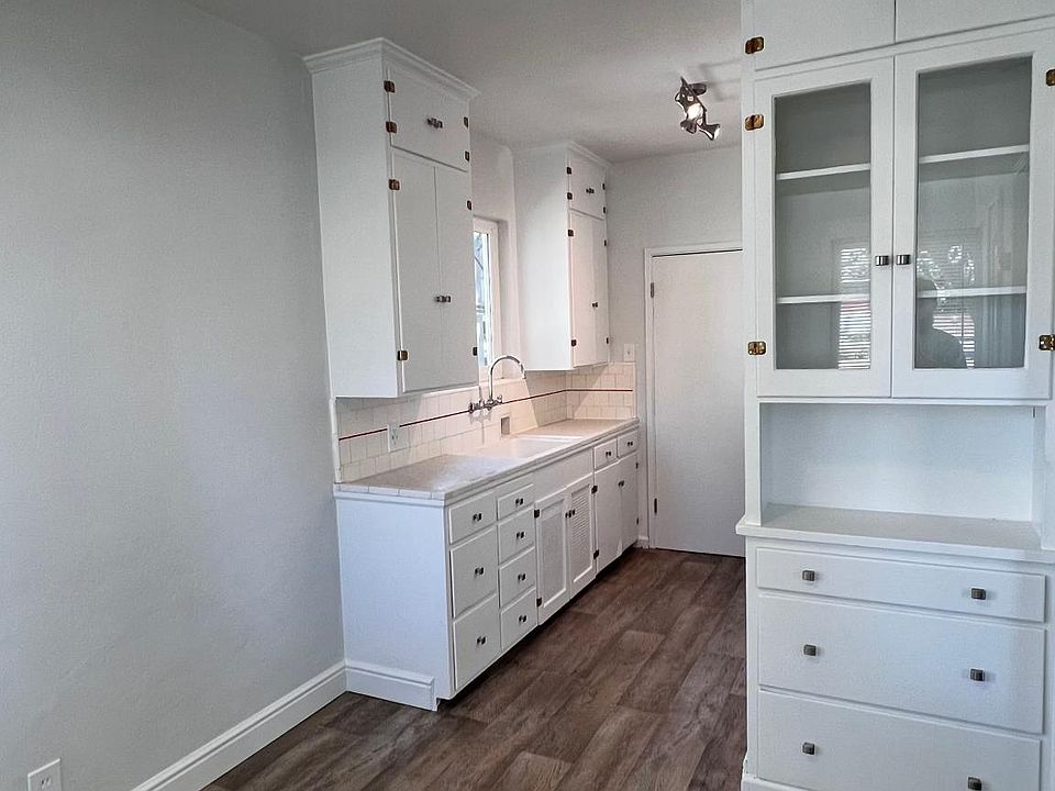 1st image of 576 N 1st St APT 1