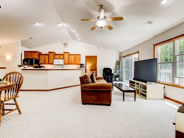 9239 S 54th St #903, Franklin, WI 53132