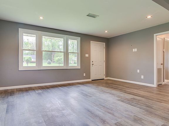 5th image of 461 Ewing Dr