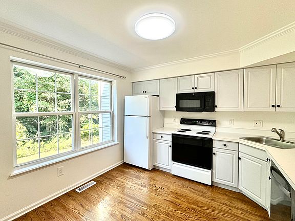4th image of 73 Manorwood Dr